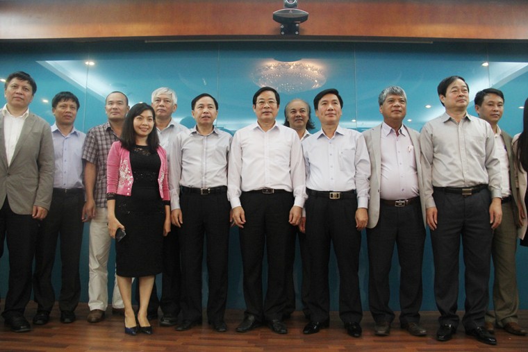   Bộ trưởng Nguyễn Bắc Son chụp ảnh lưu niệm cùng với lãnh đạo UBND tỉnh Thái Nguyên