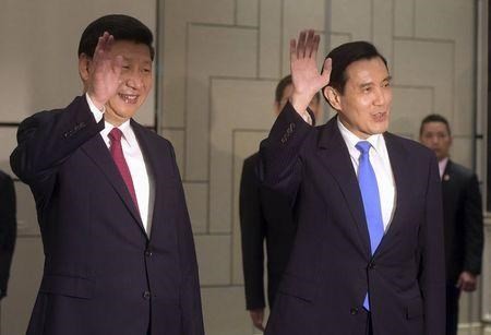 Nhà lãnh đạo Đài Loan Mã Anh Cửu (phải) và Chủ tịch Trung Quốc Tập Cận Bình. Ảnh: Reuters
