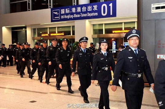 Cảnh sát Trung Quốc tại sân bay Bắc Kinh chuẩn bị tới Campuchia. Ảnh: Weibo