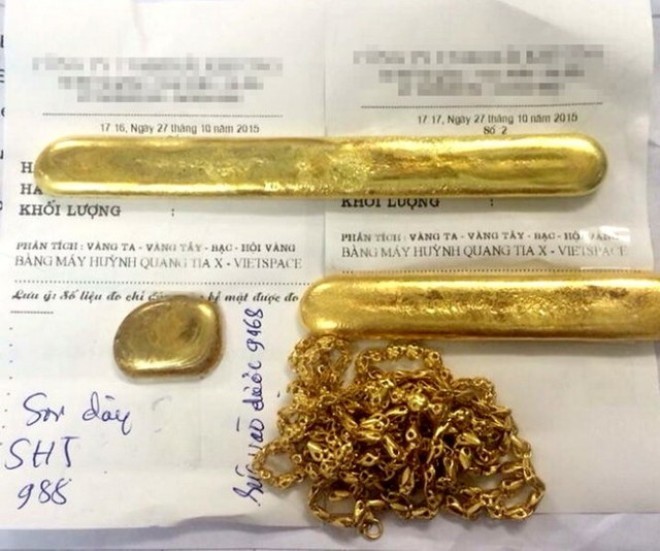 Một số miếng vàng “rởm” đã qua mặt được các chủ cửa hàng vàng bạc - Ảnh: T.K