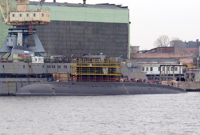 Tàu ngầm Bà Rịa - Vũng Tàu hạ thuỷ ngày 28.9.2015, đang hoàn thiện tháp tàu, trước vùng nước của Nhà máy đóng tàu Admiralty ngày 7.11.2015 - Ảnh: Balancer’a