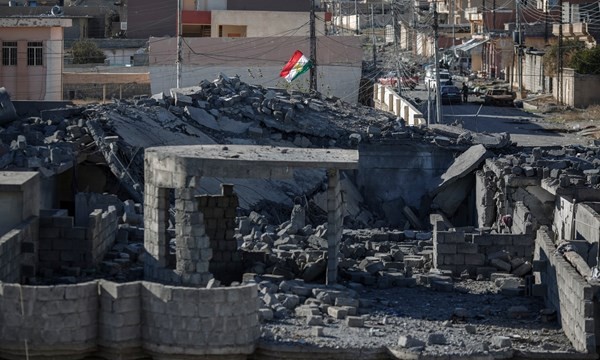 Cờ Vùng tự trị Kurdistan được kéo lên ở Sinjar