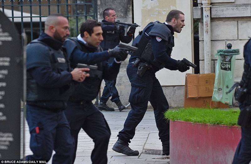 Đặc nhiệm Pháp được điều động đến tham gia cuộc bố ráp những kẻ tình nghi liên quan vụ khủng bố Paris đang bị truy nã, tại St Denis sáng 18.11 
