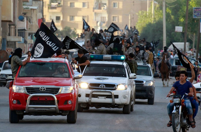 Phiến quân IS diễu hành ở Raqa, "thủ đô" IS ở Syria. Những kẻ ủng hộ IS đang có tham vọng lập một tỉnh của "nhà nước Hồi giáo" tại Đông Nam Á - Ảnh: Huffington Post