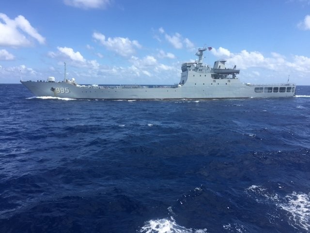Clip tàu chiến Trung Quốc vây ép tàu tiếp tế Việt Nam