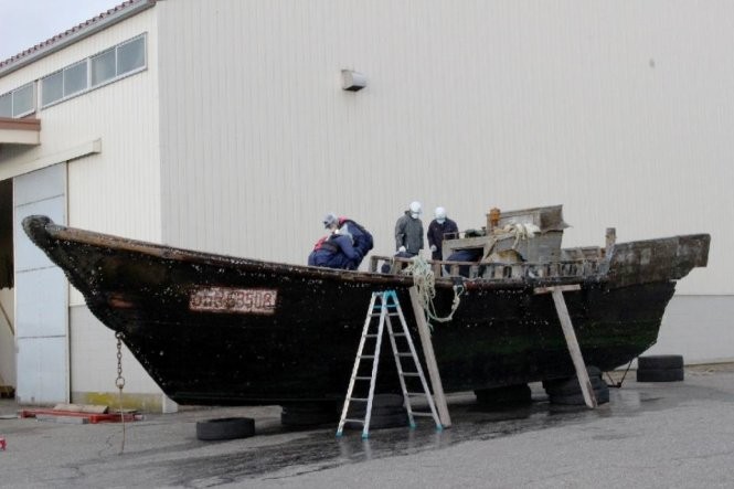 Một chiếc thuyền được kiểm tra ở cảng Fukui - Ảnh: AFP