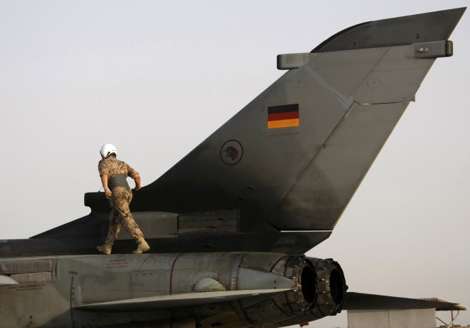 Một binh sĩ Đức đứng trên máy bay Tornado - Ảnh: Reuters