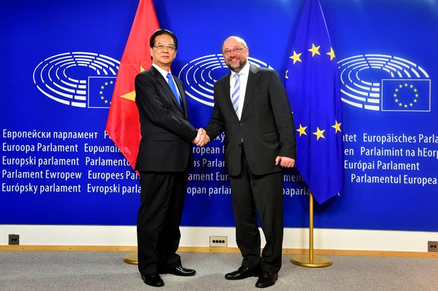 Thủ tướng Nguyễn Tấn Dũng và Chủ tịch Nghị viện châu Âu Martin Schulz. Ảnh: VGP/Nhật Bắc.