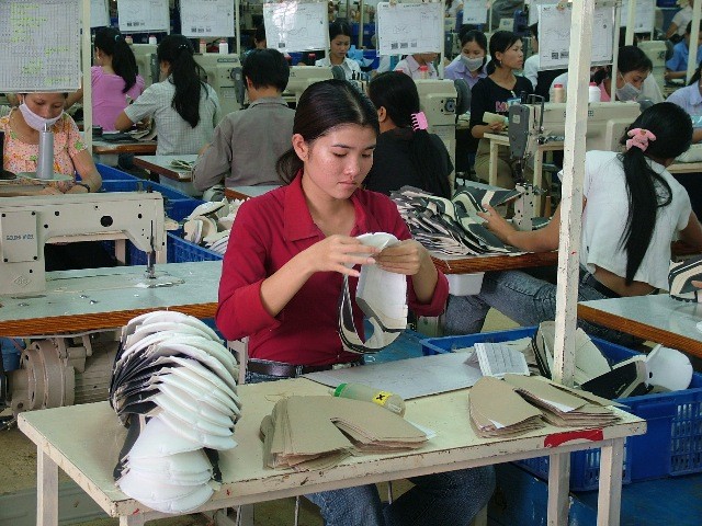 Sản xuất giày da xuất khẩu tại Cty giày Thánh Bình (Bình Phước)