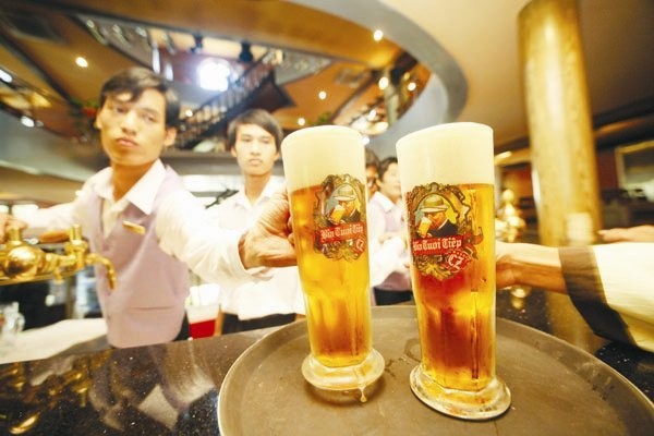 Bia bán bên trong một nhà hàng - Ảnh: Minh Khuê