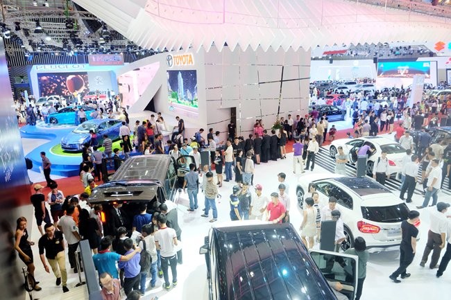 Thị trường ô tô tiêu thụ đã vượt 215.000 xe trong 11 tháng đầu năm 2015 - Ảnh: Quốc Hùng