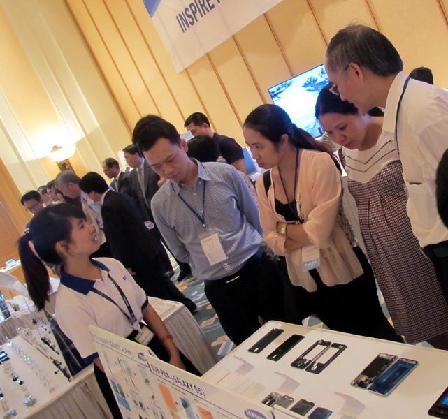 Một buổi triển lãm các thiết bị phụ trợ như màn hình của Samsung nhằm mời gọi các doanh nghiệp VN tham gia cung ứng, giảm nhập khẩu từ nước ngoài. Ảnh: Trung Hà