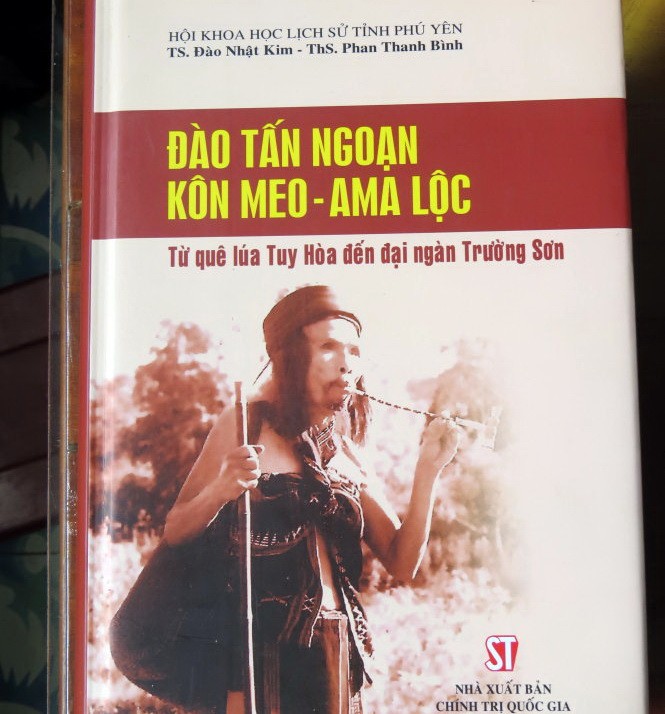 Bìa cuốn sách nói về nhiều thành tích của ông Ngoạn - cha ông Đào Tấn Lộc trong giai đoạn công tác tại Đắk Lắk