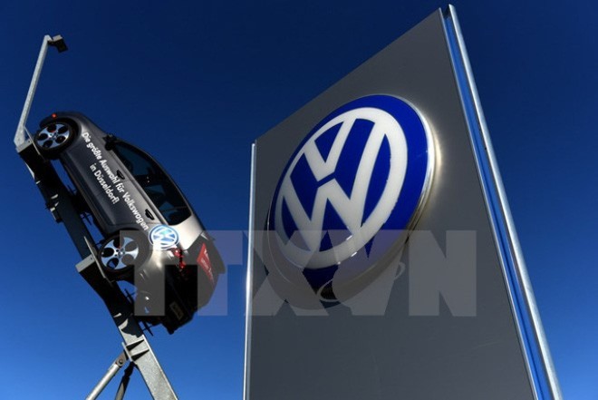 Logo hãng Volkswagen tại một chi nhánh ở Duesseldorf, miền tây nước Đức. (Ảnh: AFP/TTXVN)