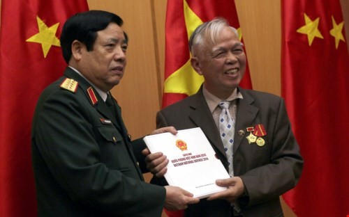 Bộ trưởng Phùng Quang Thanh tặng sách ảnh quốc phòng Việt Nam cho cựu chiến binh Trung Quốc - Ảnh: Phan Hậu