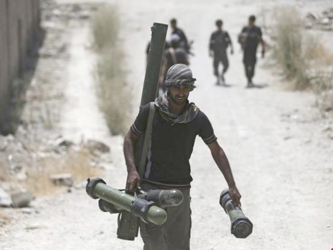 Chiến binh FSA ở khu vực ngoại ô Damascus, Syria tháng 7.2015 - Ảnh: Reuters