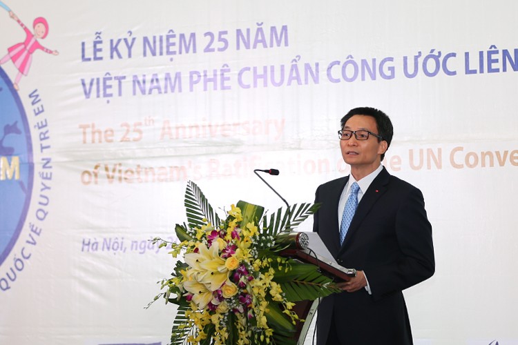 Phó Thủ tướng Vũ Đức Đam phát biểu tại lễ kỷ niệm 25 năm Việt Nam phê chuẩn Công ước Liên Hợp Quốc về Quyền trẻ em, tối 20/12. Ảnh: VGP/Đình Nam
