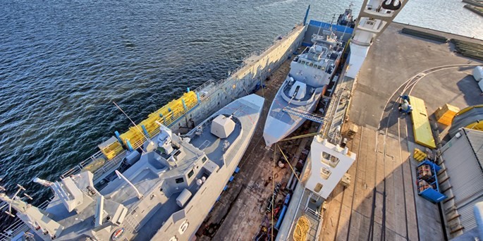 Hai tàu tên lửa FMC của Ai Cập nằm gọn trong khoang tàu Rolldock Star, cũng là tàu từng chở tàu ngầm Kilo từ Nga về Việt Nam - Ảnh: Rolldock