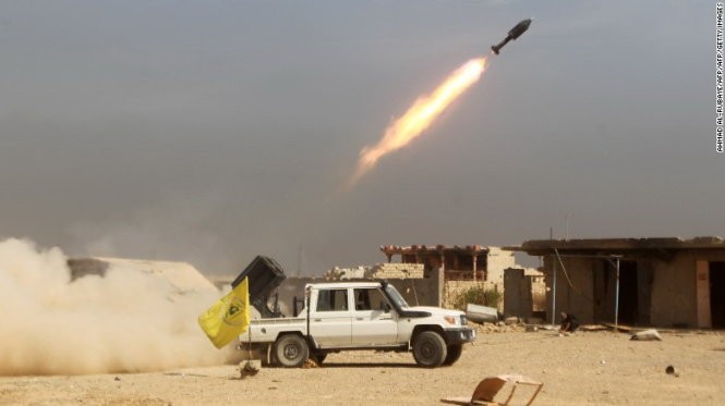 Các chiến binh người Shiite bắn rốc-két về phía IS khi đang tiến về phía Baiji, Iraq - Ảnh: AFP