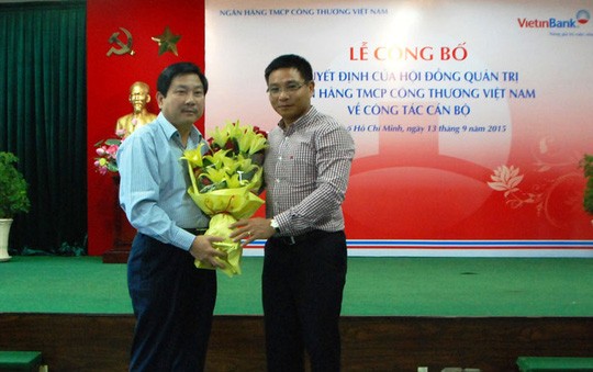 Ông Nguyễn Thanh Tùng (bên trái) tại thời điểm tháng 9-2015 khi chuyển từ VietinBank sang DongA Bank, ảnh: Vietinbank.