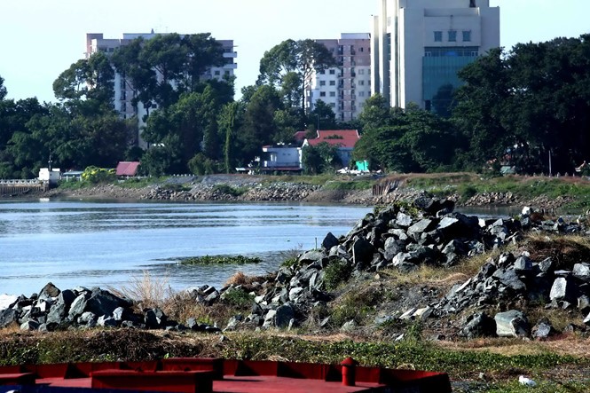Hiện trường vụ “lấp sông Đồng Nai làm dự án” ngày 29.12 - Ảnh: Đào Ngọc Thạch