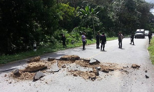 Cảnh sát Thái Lan đang kiểm tra hiện trường quả bom nổ bên vệ đường trong vụ tấn công vào văn phòng chính phủ tại Narathiwat hôm 29.12