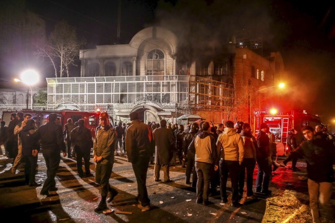 Khói bốc lên từ Đại sứ quán Saudi Arabia ở Iran, nơi bị người dân đốt phá - Ảnh: Reuters