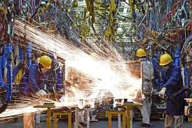 Công nhân làm việc ở 1 dây chuyền sản xuất tại nhà máy của Nissan. (Nguồn: Reuters)