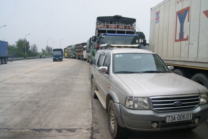 Phương tiện tham gia giao thông bị ách tắc do người dân chặn Trạm thu phí - Ảnh: Minh Ngọc