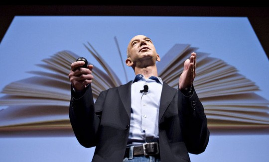 Ông Jeff Bezos thiệt hại 3,7 tỉ USD trong ngày 4-1. Ảnh: Bloomberg