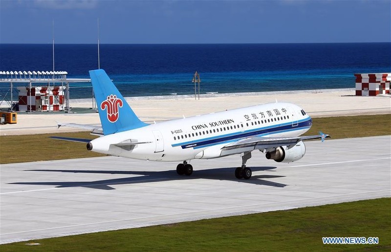 Máy bay của hãng hàng không Phương Nam, Trung Quốc, trên đường băng phi pháp ở đá Chữ Thập, thuộc quần đảo Trường Sa của Việt Nam. Ảnh: Tân Hoa xã