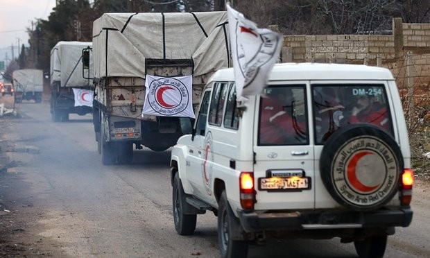 Đoàn xe LHQ chở hàng cứu trợ vào Madaya - Ảnh: AFP