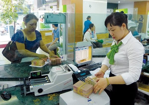 Khách hàng giao dịch tại Vietcombank - ngân hàng có thị phần thẻ ghi nợ nội địa (ATM) lớn nhất tại Việt Nam. Ảnh: UYÊN VIỄN