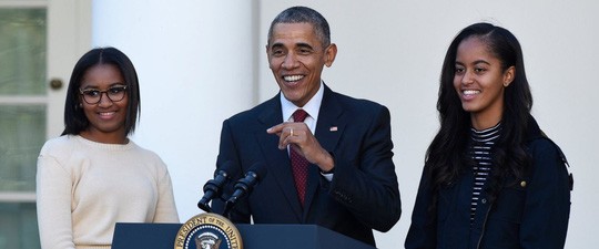 Tổng thống Barack Obama cùng 2 cô con gái Sasha (trái) và Malia trước khi xá tội gà tây trong lễ Tạ ơn hồi tháng 11-2015 Ảnh: AP
