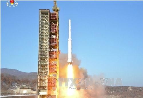 Tên lửa mang theo vệ tinh Kwangmyongsong-4 rời bệ phóng. Ảnh: YONHAP/ TTXVN