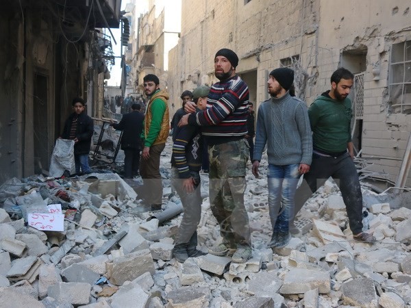 Khung cảnh thành phố Aleppo sau một trận không kích. (Nguồn: AFP/TTXVN)