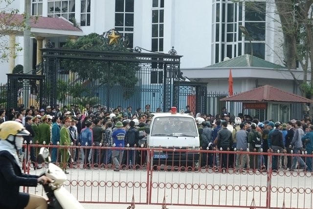 Người dân tụ tập trước trụ sở UBND tỉnh Thanh Hóa yêu cầu FLC trả lại bãi biển mưu sinh.