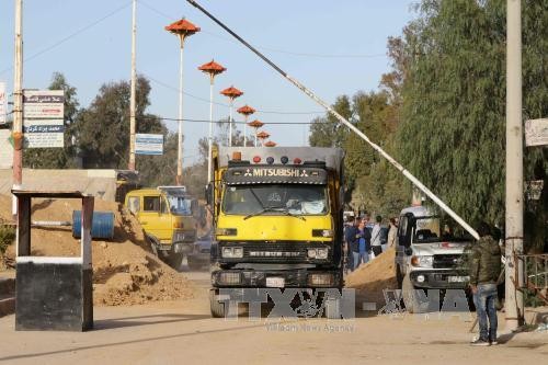 Xe chở hàng cứu trợ vào Moadimayet al-Sham, Syria ngày 17/2. Ảnh: AFP/TTXVN