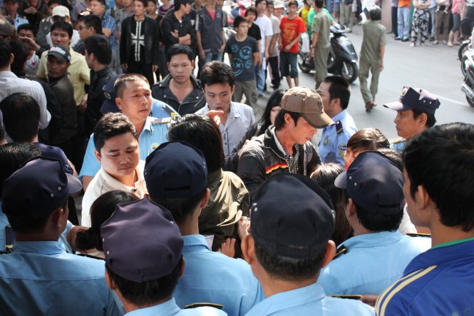 Hai "phe" tranh chấp quyền kiểm soát cơ sở của trường tại đường Nguyễn Trọng Tuyển, quận Tân Bình năm 2013. Ảnh: Minh Giảng