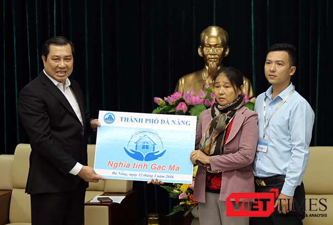  Sáng 12/3, Chủ tịch UBND TP Đà Nẵng Huỳnh Đức Thơ đã trao tặng nhà chung cư cho anh Vũ Xuân Khoa, con trai Liệt sĩ Gạc Ma-thuyền trưởng Vũ Phi Trừ.  ​