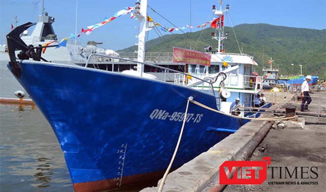 Tàu cá vỏ thép mang số hiệu QNa 95997TS có giá trị hơn 14 tỷ đồng của ông Phan Thu (trú xã Bình Minh, huyện Thăng Bình, tỉnh Quảng Nam) phải ngậm ngùi đưa chiếc tàu cá về nơi sản xuất chỉ sau 4 tháng hạ thủy.