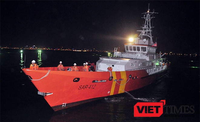 Tàu SAR 412 liên tục xuyên biển cứu ngư dân bị nạn