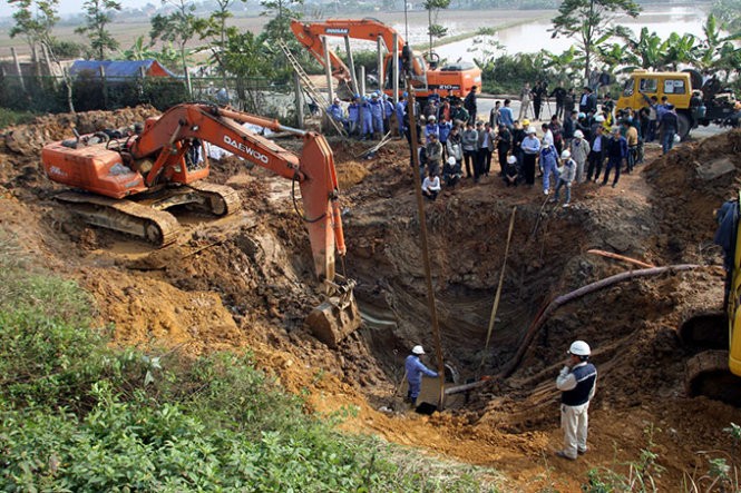 Khắc phục đường ống nước sông Đà bị vỡ đoạn km21+400 trên đại lộ Thăng Long qua huyện Quốc Oai, Hà Nội - Ảnh: Tuấn Anh