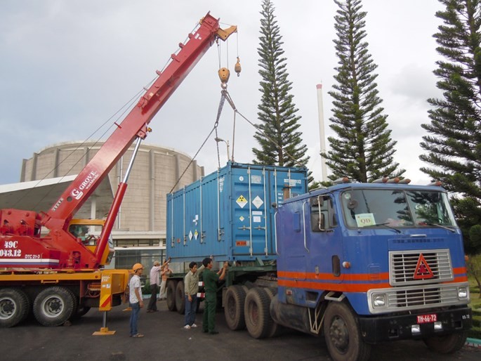 Vận chuyển số uranium đợt 2 từ lò phản ứng Đà Lạt về sân bay Biên Hòa để đưa trả sang Nga, ngày 3.7.2013 - Ảnh: IAEA
