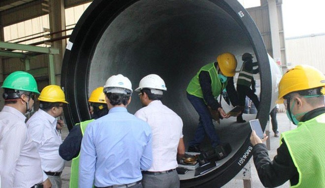 Đoàn chuyên gia của Viwasupco kiểm tra cơ sở sản xuất của Jindal Saw tại Abu Dhabi. Ảnh: CTV