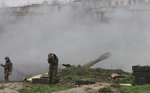 Quân nhân người Armenia trong lực lượng ly khai Nagorno-Karbakh nã pháo về các vị trí của Azerbaijan. Ảnh: AFP.