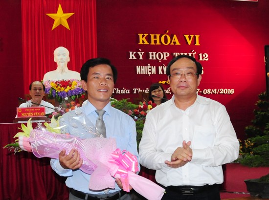 Chủ tịch UBND tỉnh Nguyễn Văn Cao tặng hoa chúc mừng ông Nguyễn Văn Phương (bên trái).