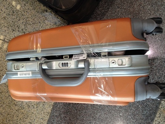 Hành lý của khách đi trên chuyến bay VJ902 từ Bangkok về Hà Nội (Ảnh nạn nhân cung cấp)