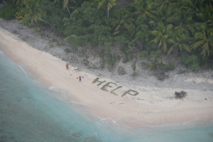 Máy bay tuần biển P-8 phát hiện 3 người trôi dạt vào đảo hoang Fanadik ở Thái Bình Dương nhờ họ dùng lá cọ xếp thành chữ HELP trên bãi biển - Ảnh: Hải quân Mỹ