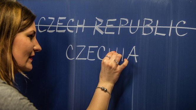 Một giáo viên giới thiệu tên mới của CH Czech lên bảng giới thiệu với các học sinh - Ảnh: Washington Post